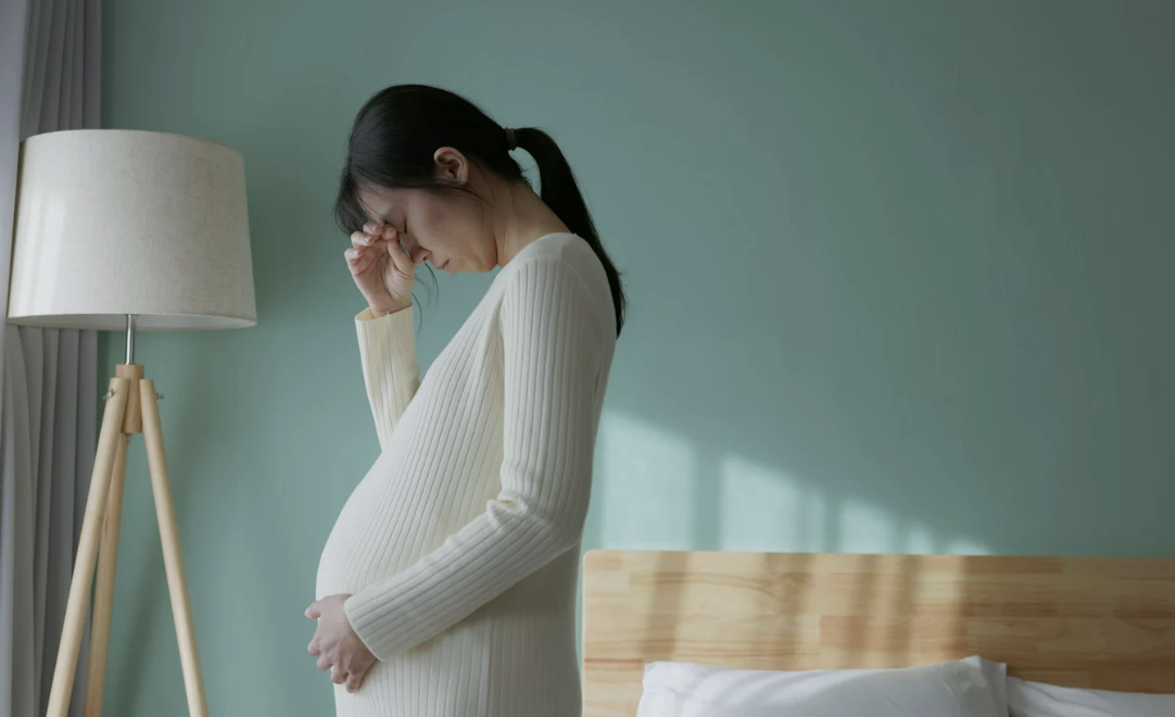 hamil trimester 3, kehamilan 9 bulan, sulit membungkuk saat hamil, cara tidur ibu hamil, tips nyaman trimester 3, Bunda, si Kecil